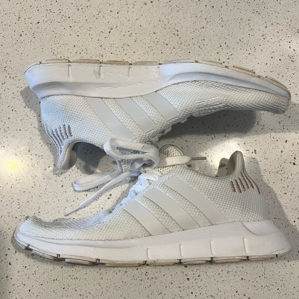 Adidas Women’s Size 7 Swift Run Shoes
